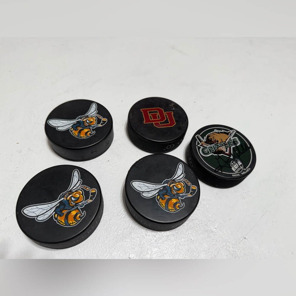 Set of 5 official hockey pucks grizzlies and bees echl and viatran